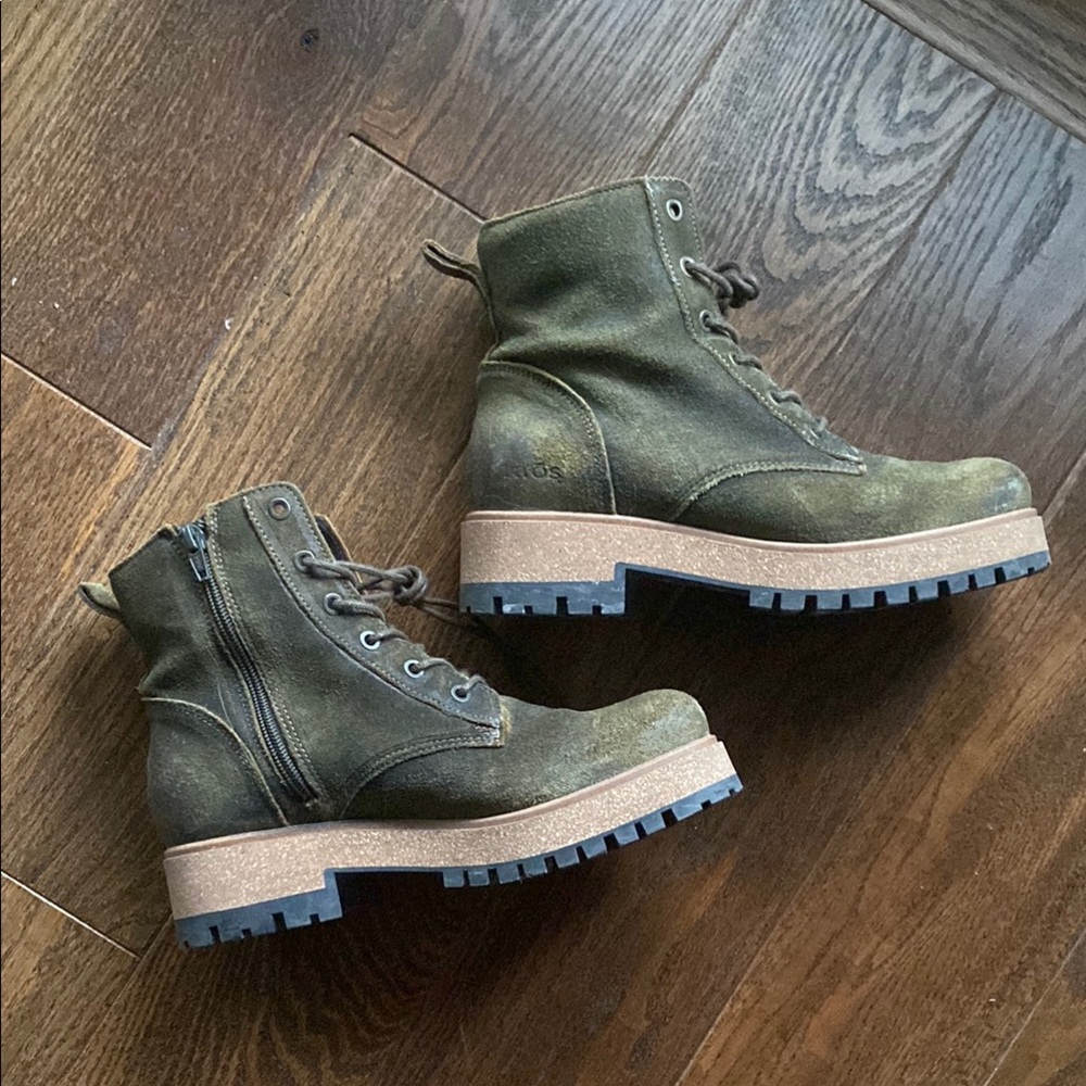 Taos Footwear “Main Street” Ankle Boots in Olive Rugged. 38 (7-7.5M)